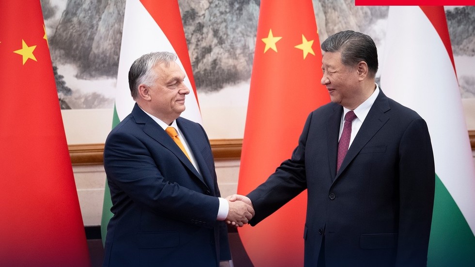 Xi Jinping meets Hungarian PM