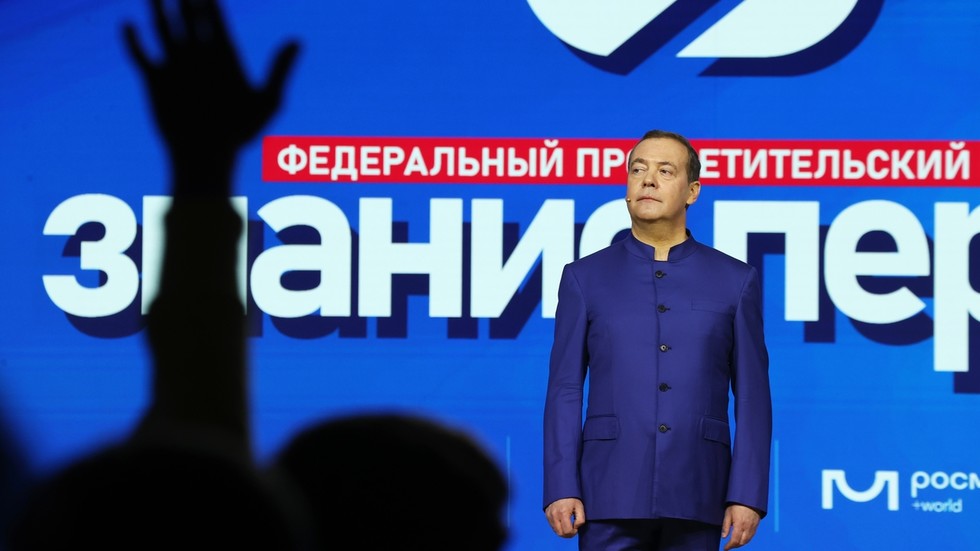 O la OTAN o Ucrania deben irse: Medvedev