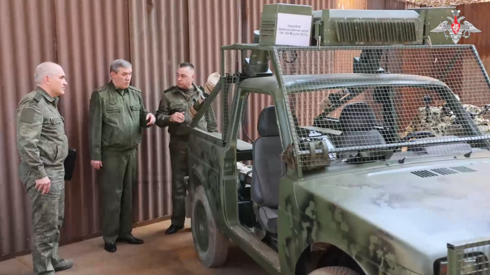 El jefe del ejército ruso realiza una visita sorpresa al cuartel general del frente