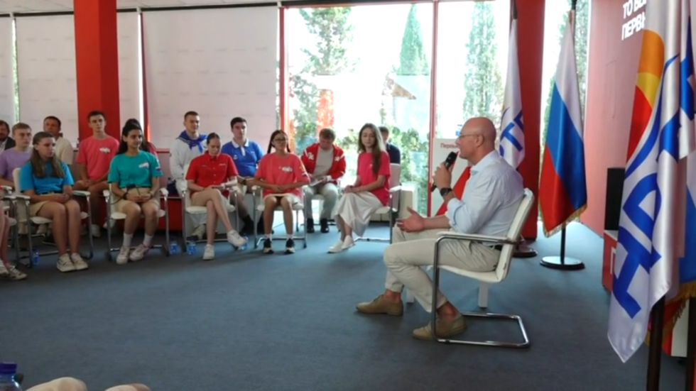 Studierende aus Übersee werden im berühmten russischen Sommercamp auf der Krim geehrt