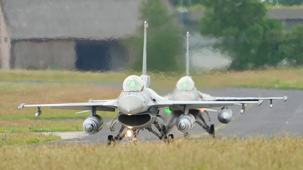 Los F-16 deben mantenerse alejados de las líneas del frente: el principal general de Ucrania