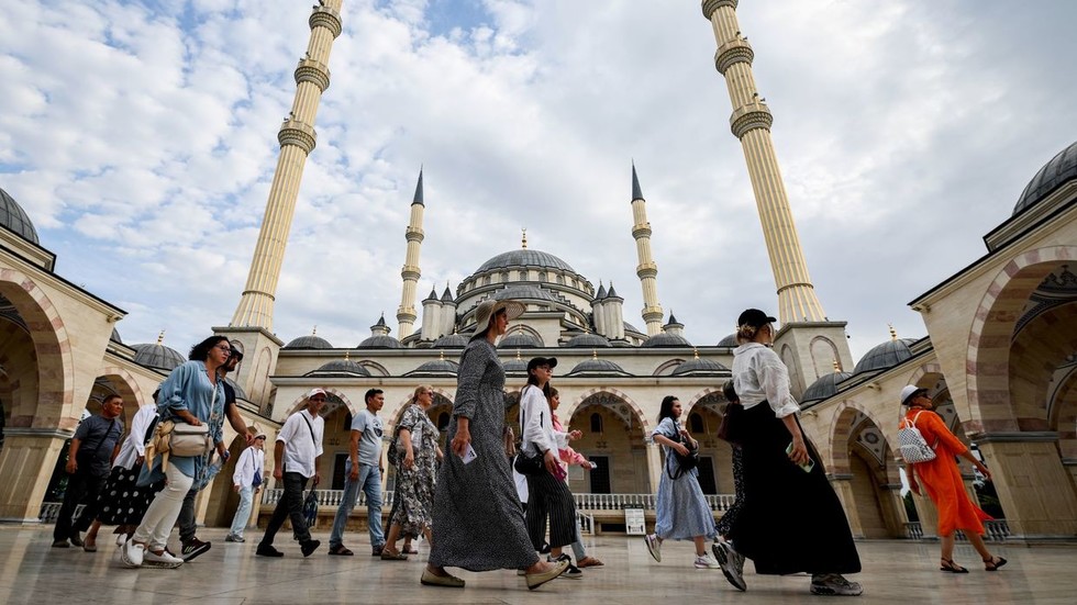 Muslims must respect women of other faiths – Kremlin