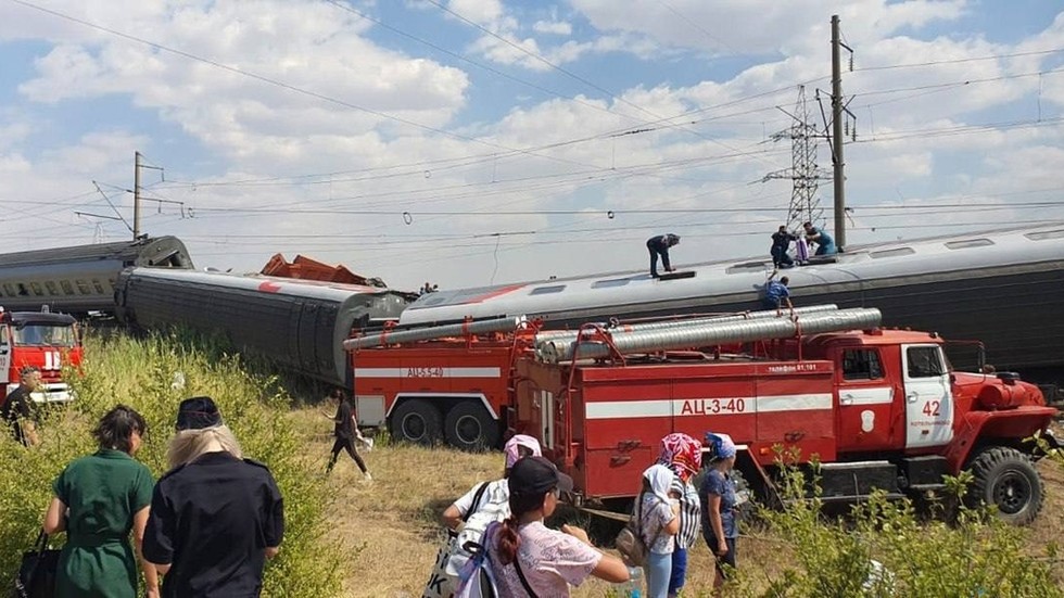 ロシアで800人以上の乗客を乗せた列車が脱線（ビデオ）