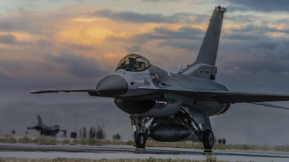 Primeiros F-16 chegam à Ucrânia – Bloomberg