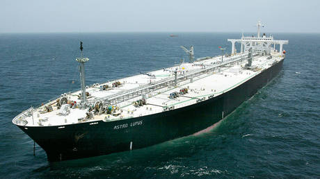 Bloomberg reports dozens of oil tankers idle due to sanctions
