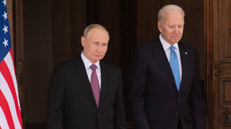 US President Joe Biden (R) and Russian President Vladimir Putin.