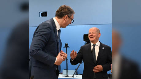 Serbian President Aleksandar Vucic (left) and German Chancellor Olaf Scholz at the European Political Summit in the UK, July 18, 2024.