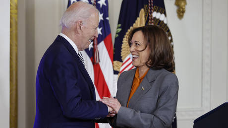 US President Joe Biden (L) and US Vice President Kamala Harris (R).