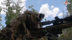 Russian snipers strike Ukrainian machine gunners – MOD (VIDEO)