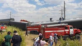 Train carrying more than 800 passengers derails in Russia (VIDEOS)