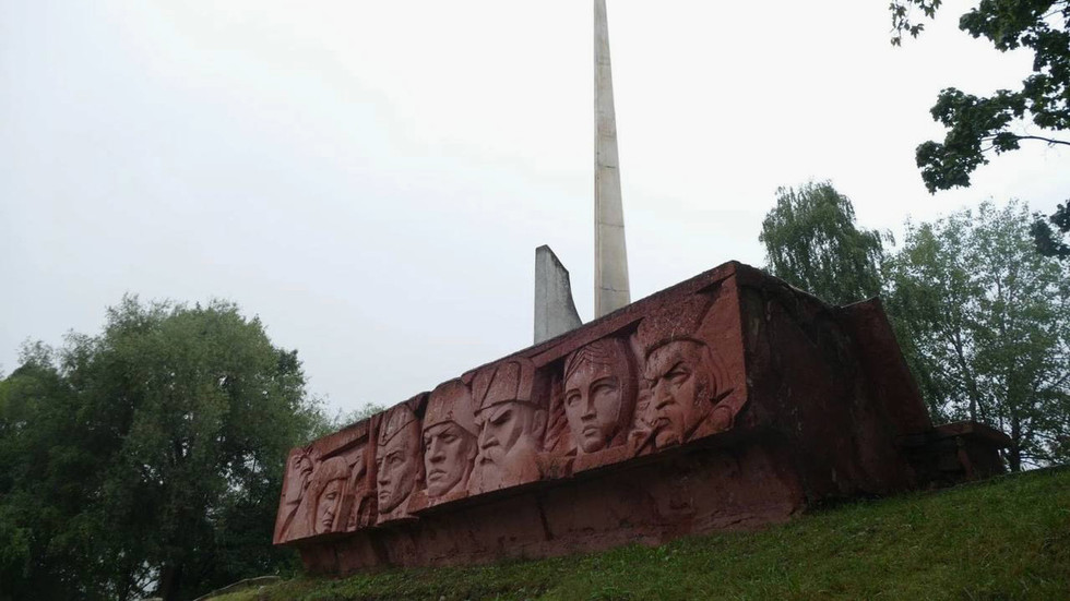 ‘Sem glória’ para cidade ucraniana que destruiu memorial da Segunda Guerra Mundial – Moscou