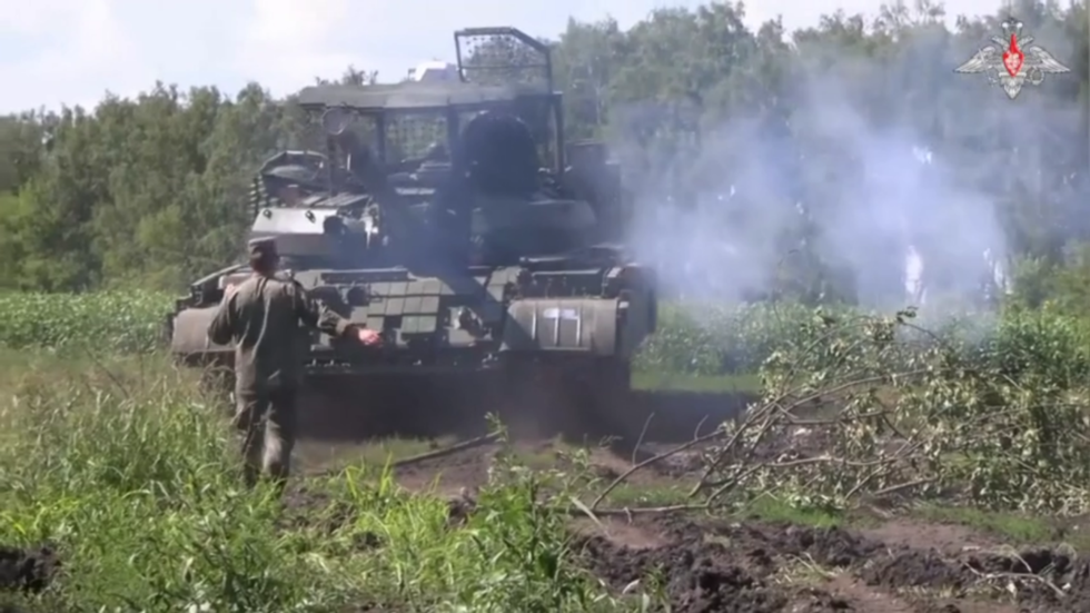 Russian tanks take up positions in Kursk Region (VIDEO)