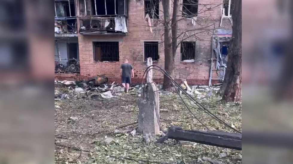 Ukrainian missile hits apartment building in Russian border region (VIDEO)