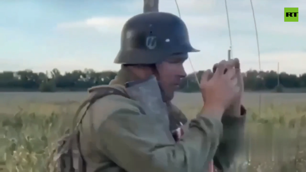 ナチス親衛隊のヘルメットをかぶったウクライナ兵がロシアの村人に嫌がらせ（ビデオ）