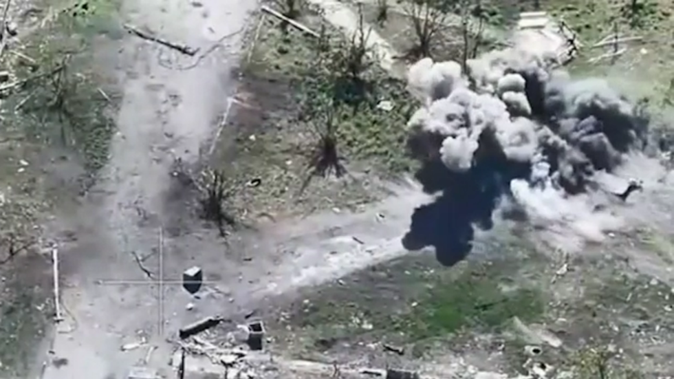 Kiev appears to bomb its own civilians as they escape to Russian-held territory (GRAPHIC VIDEO)