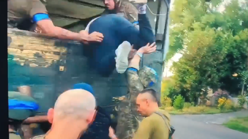 Ukrainian troops ‘kidnap’ Russian civilians (VIDEO)