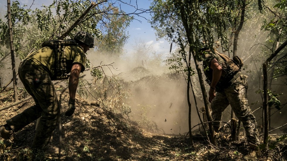 Los comandantes ucranianos culpan a los reclutas desmotivados por el terreno perdido – AP