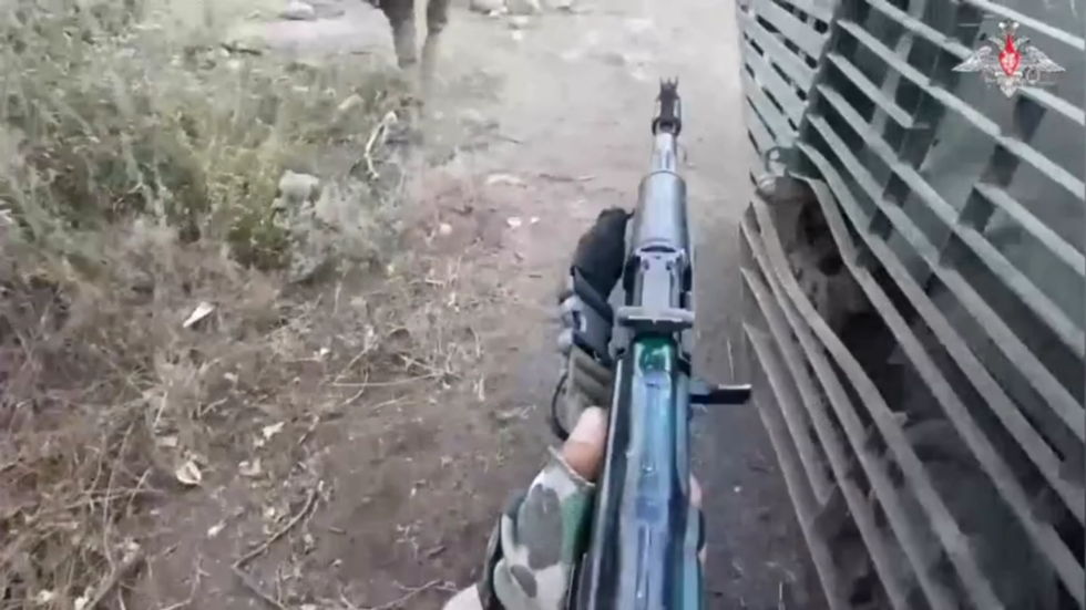 Russian assault troops rush enemy position in Donbass (MOD VIDEO)