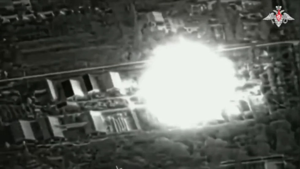 Une bombe russe frappe un hangar cachant des armes de fabrication américaine – MOD (VIDEO)