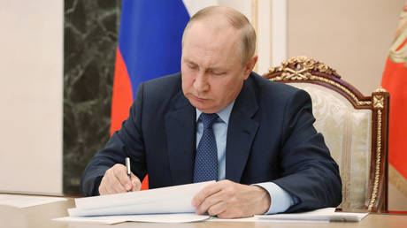 Putin signs pardons for exchanged prisoners