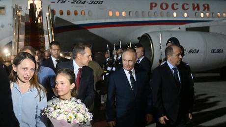 Putin meets Russians released in prisoner exchange with West (VIDEO)