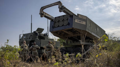 File photo: US troops stand next to a High Mobility Artillery Rocket System (HIMARS) during live fire exercises in Laur, Philippines, March 31, 2023.