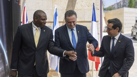 UK Foreign Secretary David Lammy (L) and French FM Stephane Sejourne (R) are welcomed by Israeli FM Israel Katz in Jerusalem on August 16, 2024