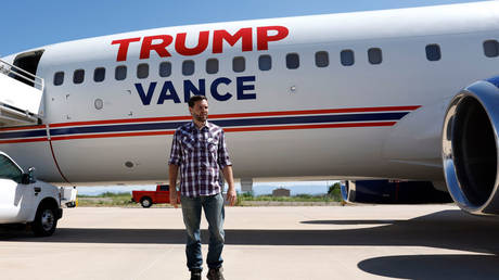 JD Vance boards his plane after a tour of the US/Mexico border in Sierra Vista, Arizona, August 1, 2024