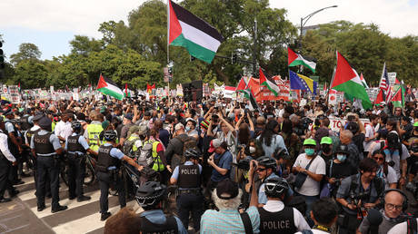 Protesters Break Through Security Barrier Near DNC Location (VIDEOS)