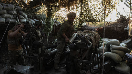 Ukrainian troops operating a M777 howitzer in Donbass, August 15, 2024.