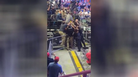 Man tasered at Trump rally (VIDEO)