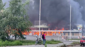 Ukrainian bomb sets Donetsk shopping center on fire (VIDEO)