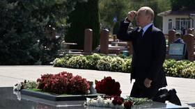 Putin kneels to pay tribute in Beslan (VIDEOS)