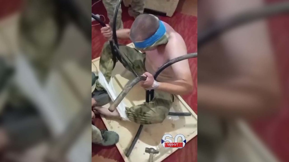 Ukrainian troops torture Russian soldier (GRAPHIC VIDEO)