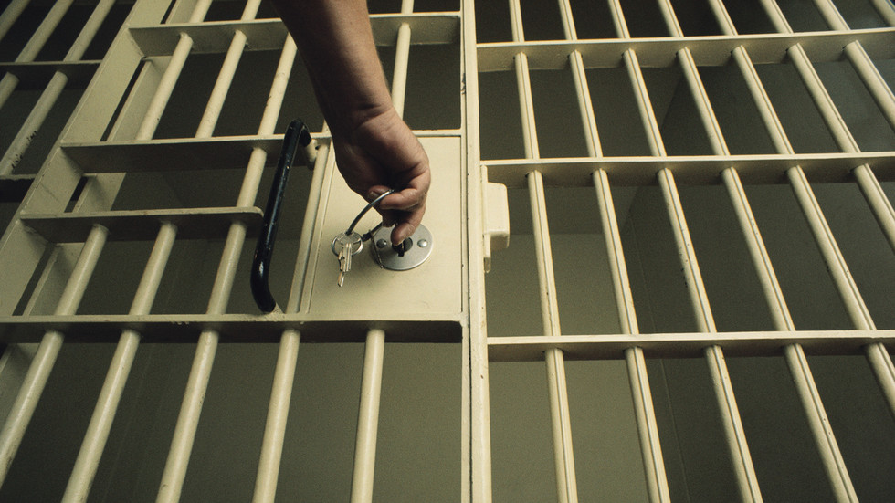 UK starts releasing thousands of prisoners early – media — RT World News