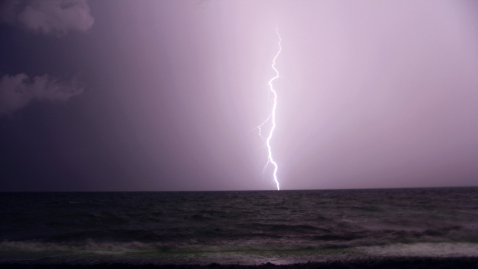 Russian tourist survives lightning strike (VIDEO)