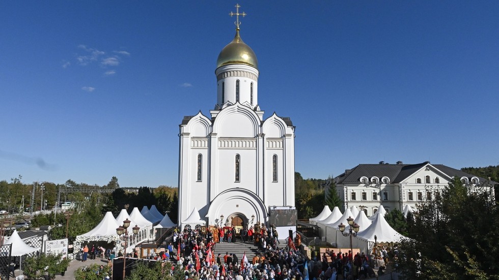 Christliche Prozession außerhalb Moskaus