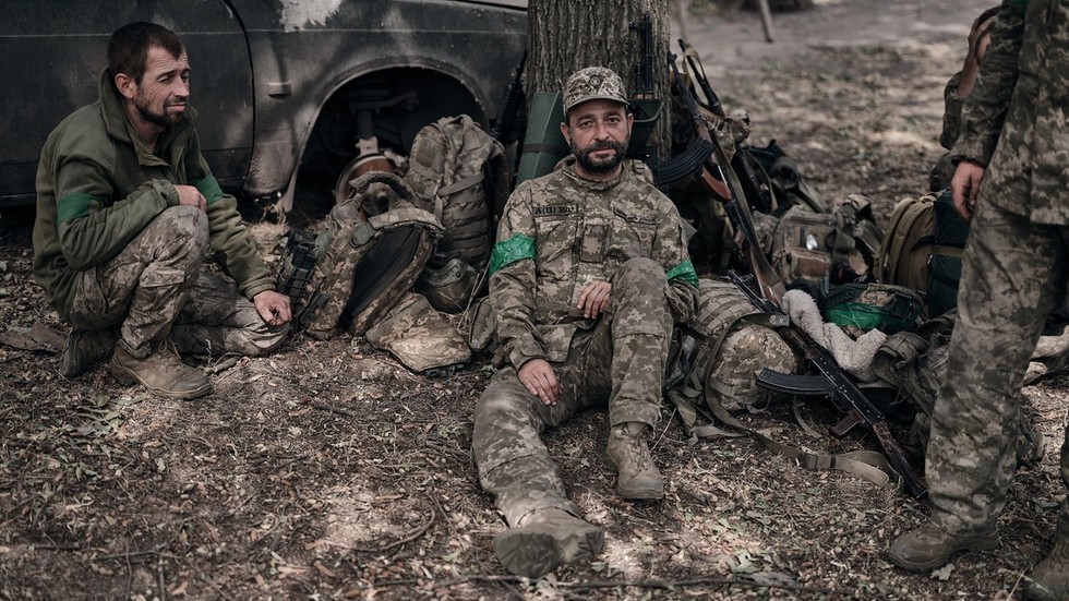 El ejército ucraniano está plagado de deserciones y evasiones del servicio militar obligatorio – The Economist