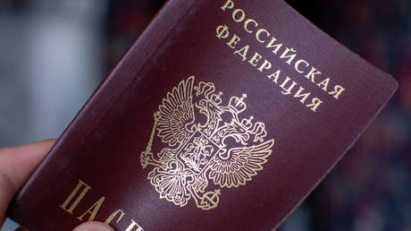 EU Nation May Compel Russians to Decide Between Citizenship Options