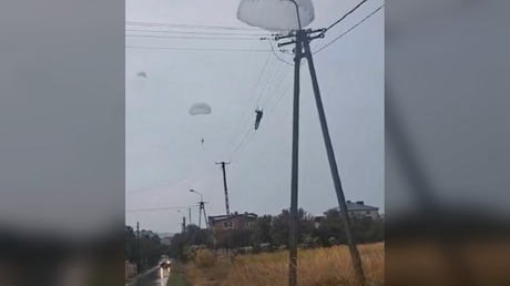 NATO paratroopers land on electricity wires (VIDEO)