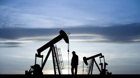 Oil prices drop to lowest level since 2021