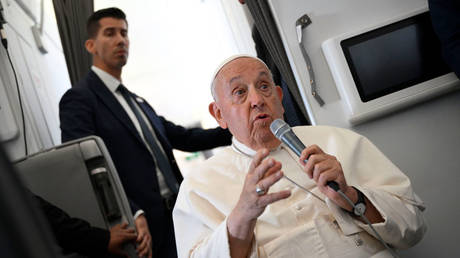 Pope advises American Catholics to pick the 'lesser of two evils'