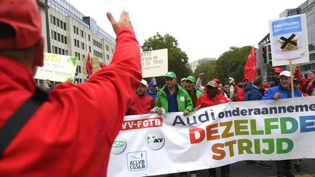 Thousands in Brussels Demonstrate Against Job Reductions by German Automotive Leader