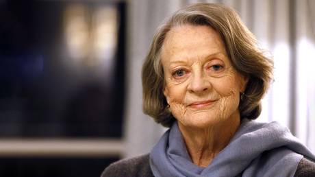 FILE PHOTO: British actress Dame Maggie Smith poses in London on December 16, 2015.