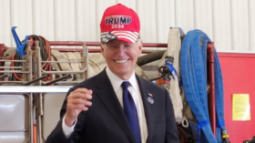 Biden wears pro-Trump hat (VIDEO)