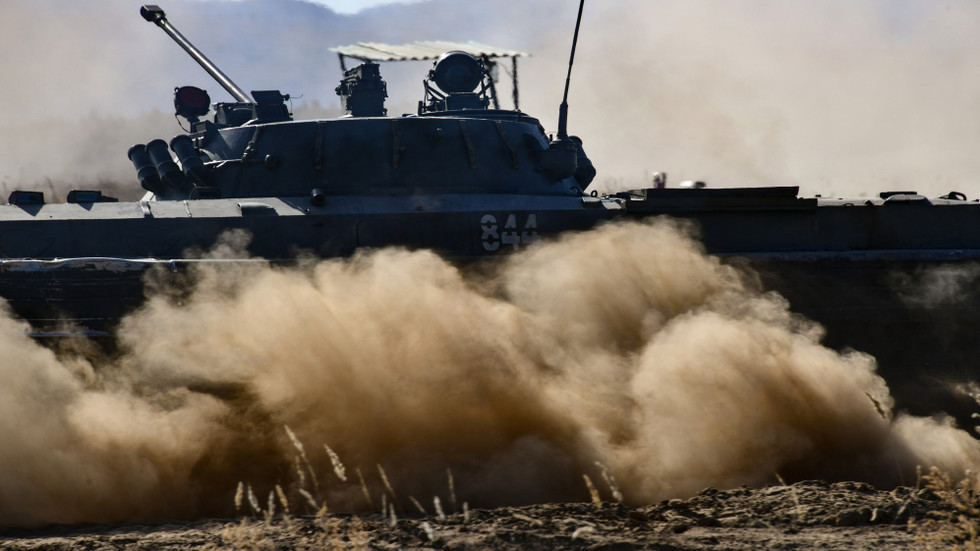 Russisches Panzerfahrzeug hält ukrainischem Angriff stand (VIDEO)