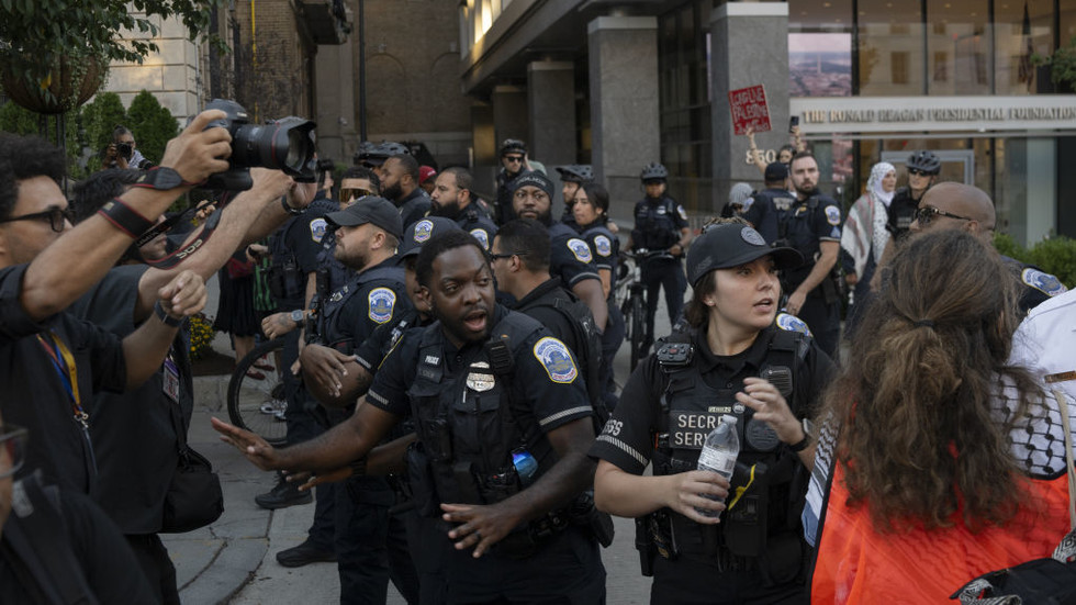 US journalist sets self on fire at pro-Palestinian rally (VIDEOS)