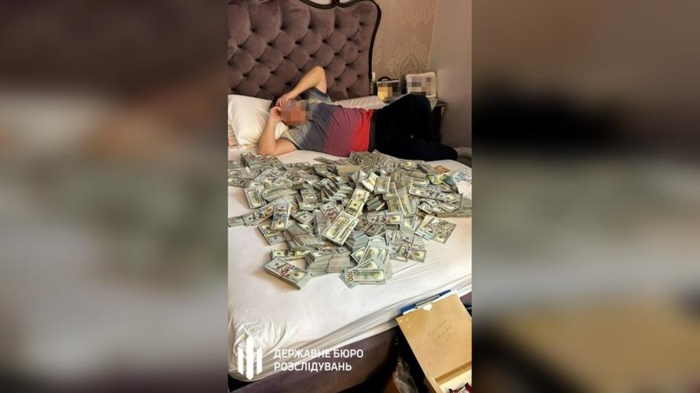 Filman a funcionario ucraniano arrestado acostado en una cama con dinero (VIDEO)