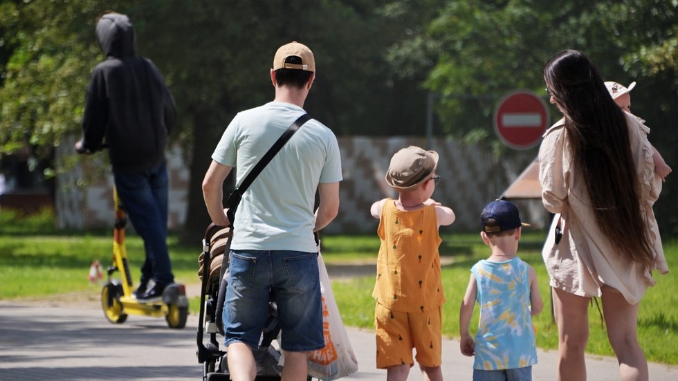 Los parlamentarios rusos votan a favor de prohibir la “propaganda sin niños”