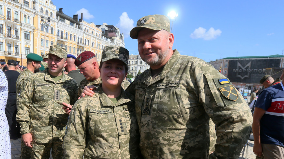 Der ehemalige oberste General der Ukraine neckt Rekrutierungsfrauen